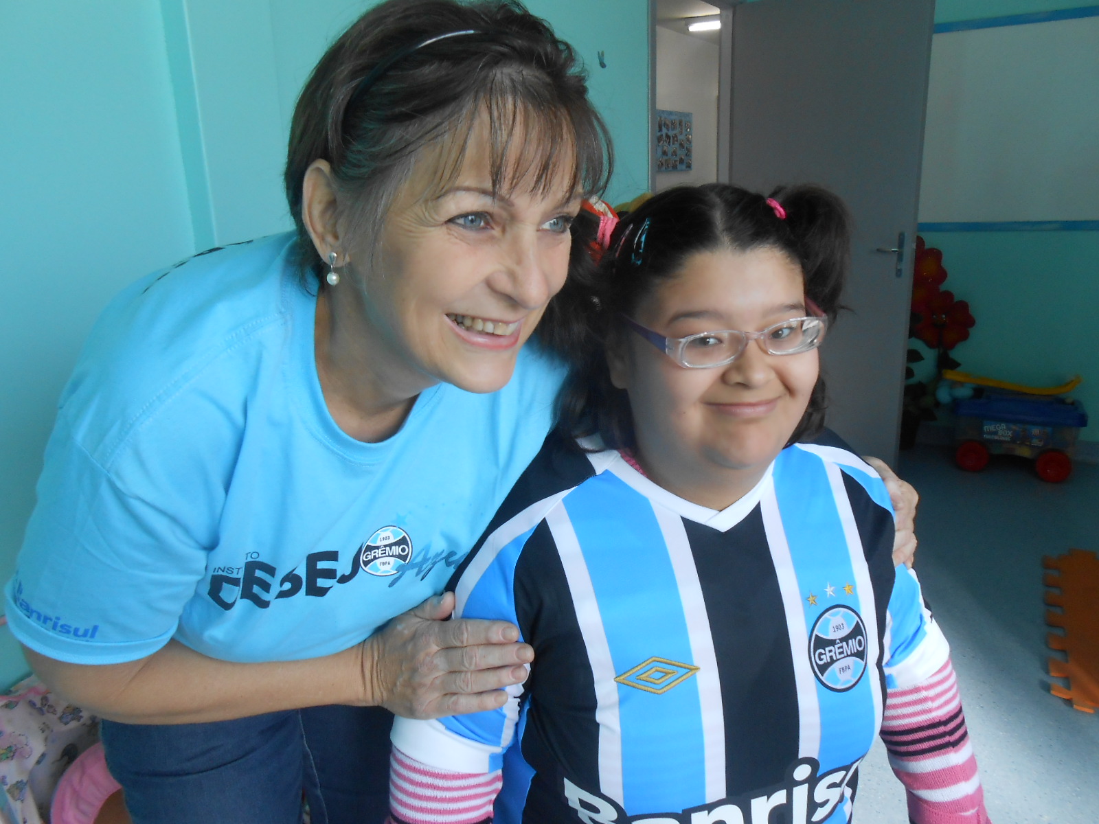 Na ação do Dia das Mães a voluntária Mara Valéria Strelow representou todas as mães que já fizeram parte de uma ação do Desejo Azul. Sejam elas como voluntárias, mães de voluntários , crianças e profissionais da área da saúde, enfim, todas as mães gremistas. E quem ganhou a camiseta personalizada foi a Melissa que no mesmo dia fazia aniversário.