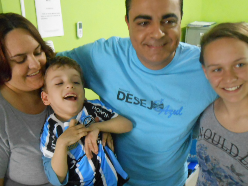 Arthur faz tratamento na Cerepal. É um gremistão assim como toda sua familia. O sangue azul fala mais alto. Arthur queria uma camiseta oficial do Grêmio personalizada com seu nome e recebeu do voluntário Daniel Arena.