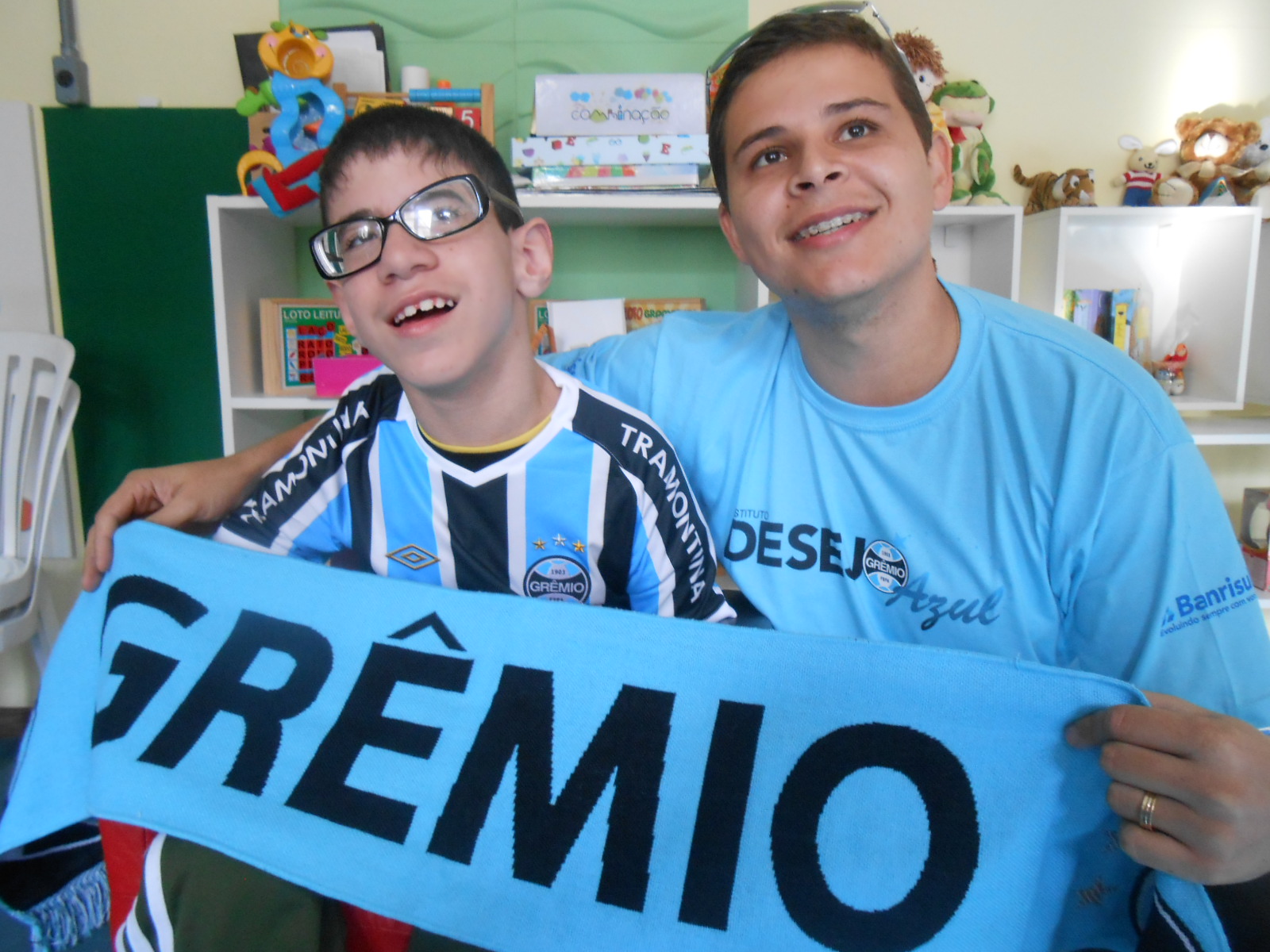 Luis Felipe tem 8 anos e faz tratamento no Educandário São João Batista. É um tricolor fanático. Por isso pediu e ganhou com a colaboração do voluntário Pedro Weber uma camiseta oficial personalizada e uma manta do Imortal !