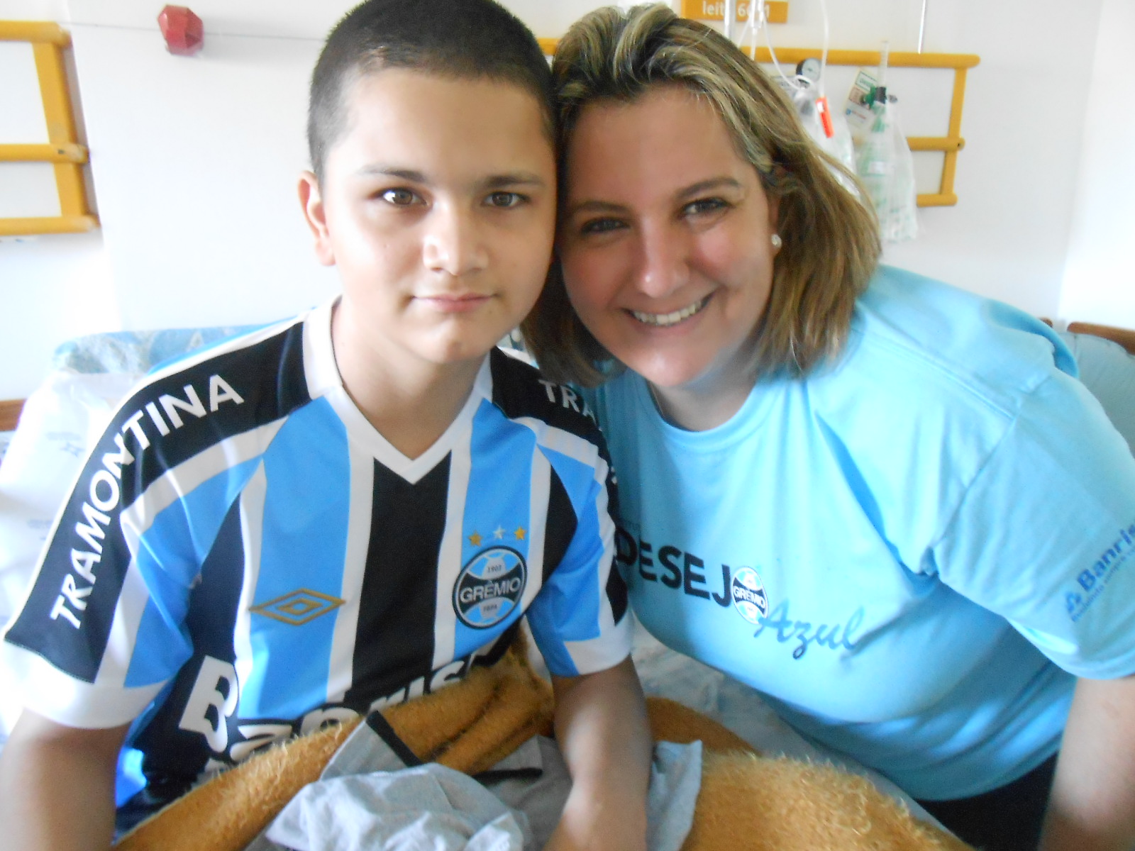 Erick está tendo alta do Hospital da Criança Santo Antonio. Seu tratamento tem sido um sucesso. Não poderia ser diferente pois o menino é um guerreiro, um vencedor como todo o gremista. Erick recebeu sua camiseta do voluntária Maria Helena Silveira.