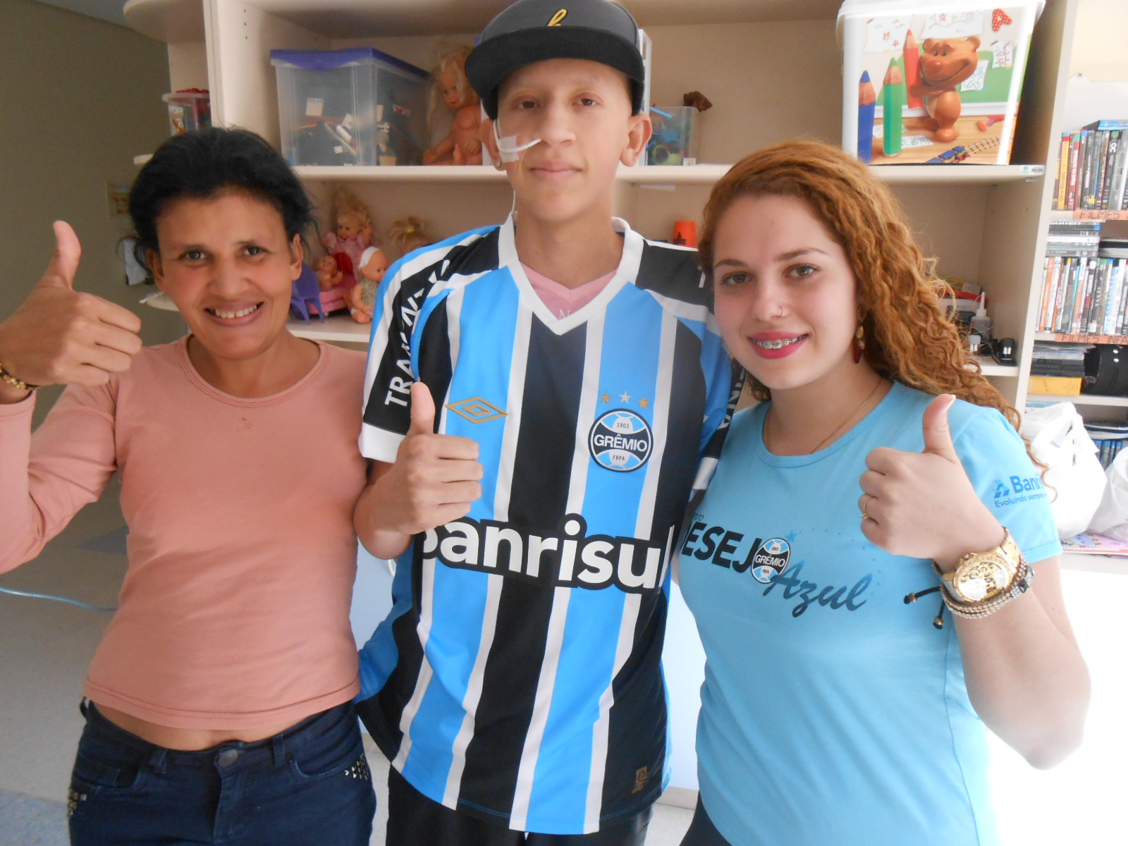 Mikael faz tratamento no Hospital de Clínicas. É um guerreiro, um batalhador no campeonato da vida e com certeza é um campeão. Mikael tinha o desejo de ganhar uma camiseta oficial do seu Grêmio, algo que foi possivel pela colaboração de voluntária Stéphine Sterblicte.