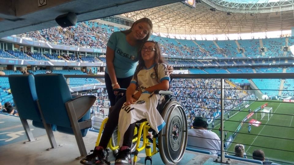 Brenda ainda não tinha ido assistir a um jogo do seu amado Grêmio na Arena. Sua estreia aconteceu em grande estilo no último domingo pois a menina viu uma grande vitória do Tricolor contra o Juventude e a passagem para a final do campeonato Gaúcho. Tudo isso proporcionado pela voluntária Kelly Rodrigues e Vinicius da Silva Marques.