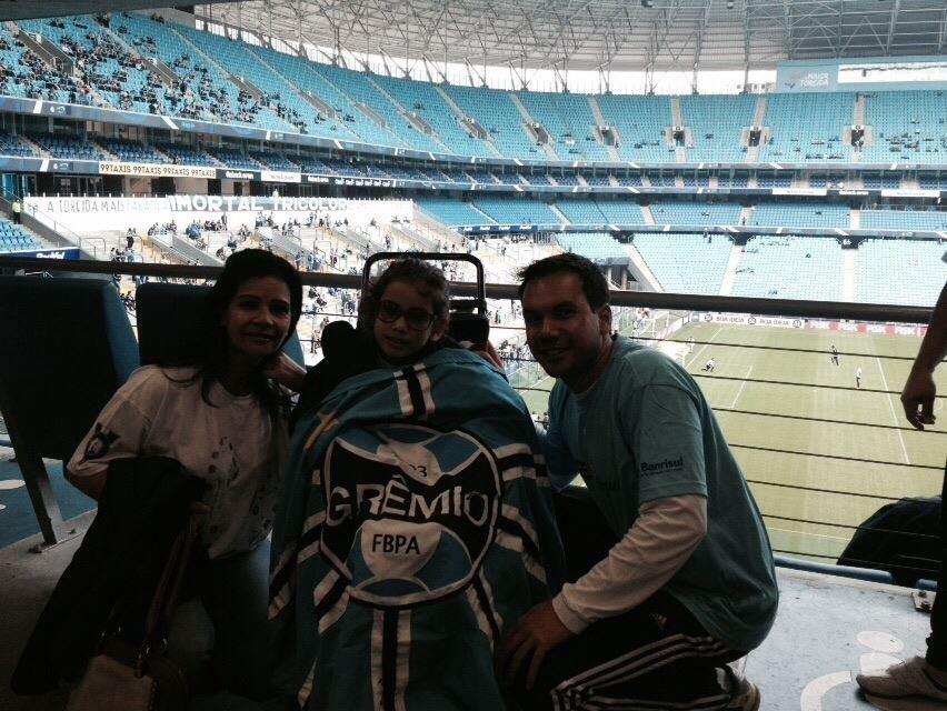 Isabelly já tinha realizado o tour na Arena com as crianças do Desejo Azul. Mas o que ela queria mesmo era ir a um jogo do Tricolor e ver de perto os seus ídolos jogarem. E no último domingo no jogo contra a Ponte Preta, Isabelly foi na Arena acompanhada de sua mãe e dos voluntários Fábio Zarembski, Jessi Rodrigues e Jennifer da Luz.