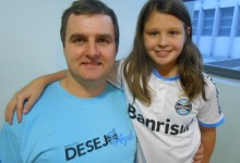 Poucas crianças são tão gremistas como essa linda menina chamada Isabella. Entusiasmadíssima e feliz com o seu presente Isabella era a cara da felicidade ao receber a camiseta do Grêmio do voluntário Jose Adriano Dressler. Continue sempre guerreira e feliz Isabella!