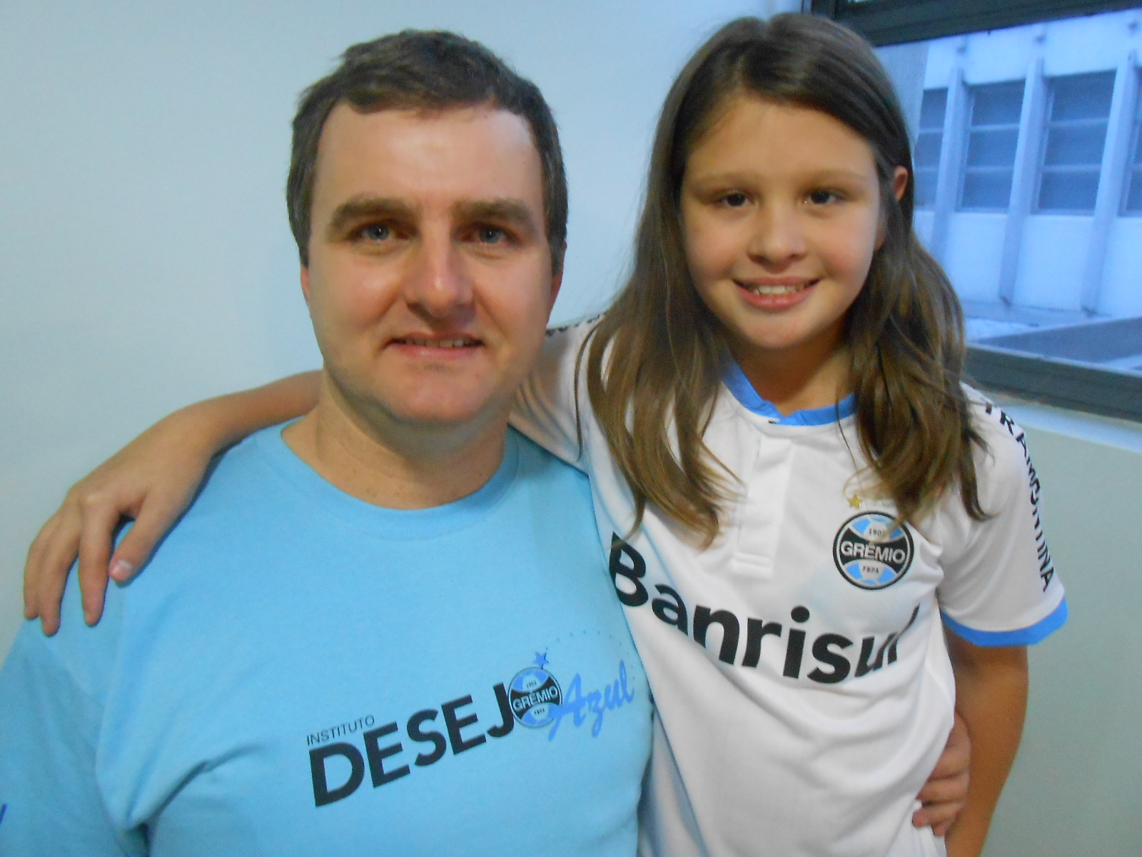 Poucas crianças são tão gremistas como essa linda menina chamada Isabella. Entusiasmadíssima e feliz com o seu presente Isabella era a cara da felicidade ao receber a camiseta do Grêmio do voluntário Jose Adriano Dressler. Continue sempre guerreira e feliz Isabella!