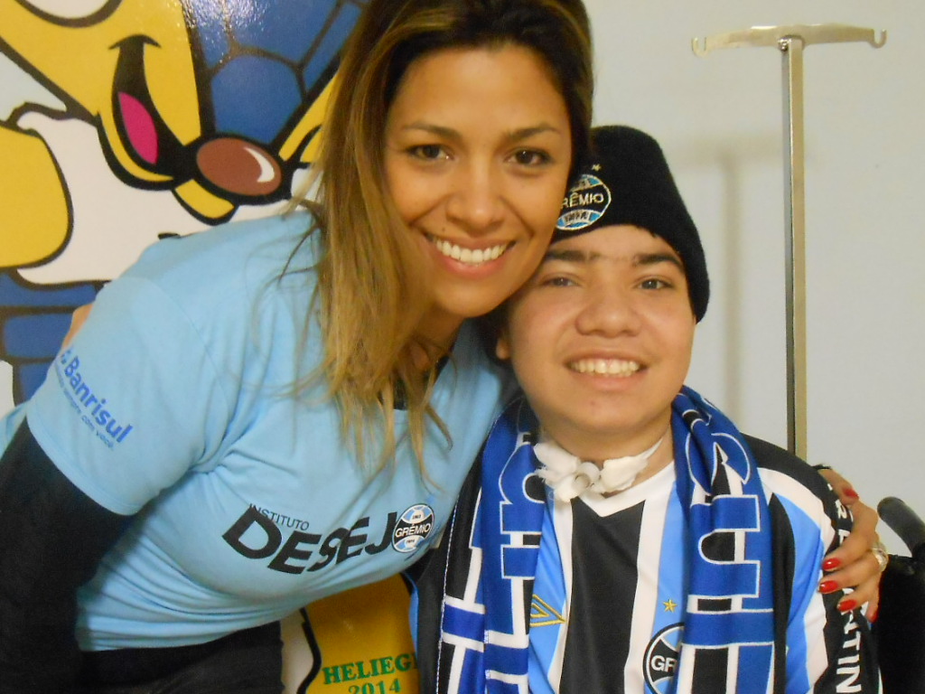 José Luiz é um gremistao apaixonado. Acompanha todas as notícias do Grêmio. Não perde umn jogo pela tv ou no rádinho. Júnior como é conhecido queria uma camiseta oficial do Grêmio. E com a colaboração da voluntária Daniele Lentz levamos ao menino sua camiseta personalizada.