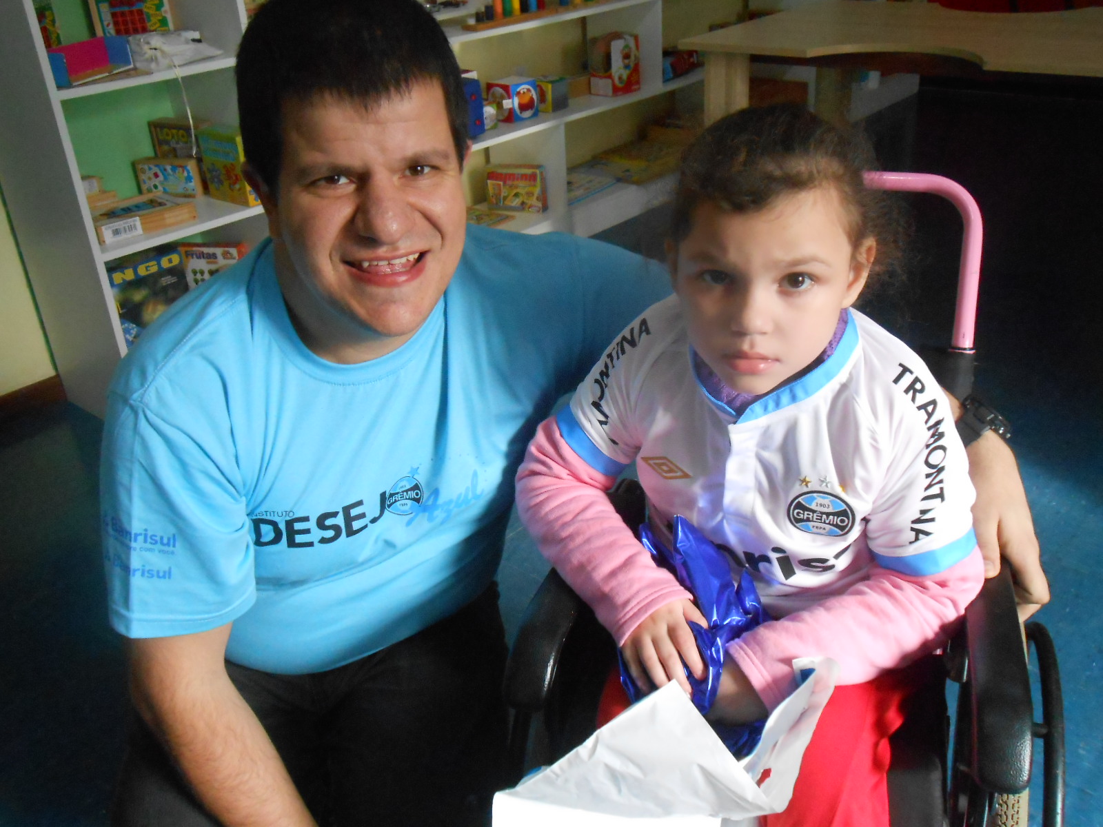 Manuela, a Manu, faz tratamento no Educandário São João Batista. Seu desejo era ganhar uma camiseta do Grêmio algo que foi possível com colaboração do voluntário Sandro Requena.