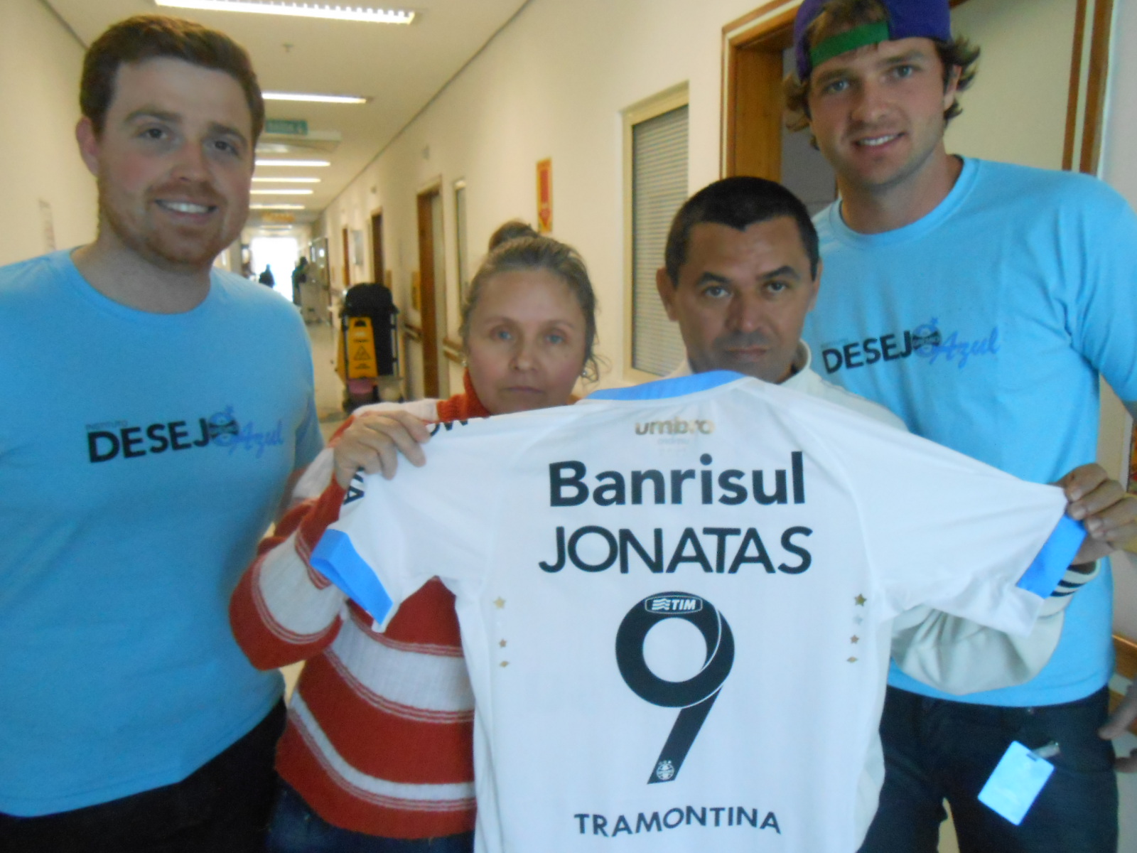 Por essa Jonatas que faz tratamento no Hospital da Criança Santo Antônio não esperava. Quem entregou em mãos a camiseta do Grêmio personalizada com seu nome foi o goleirão Tiago. Além disso Tiago distribuiu autógrafos e palavras de carinho e de esperança para o menino. A ação contou também com a participação do voluntário Alvaro Gattiboni