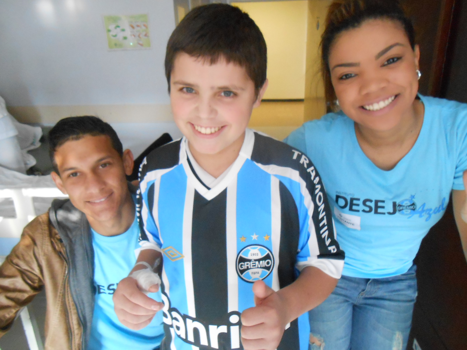 Lucas estava muito feliz naquele dia. Além de ter ganho sua camiseta oficial do Grêmio personalizada com seu nome quem a entregou foi o zagueiro e voluntário Gabriel Silva que foi acompanhado pela sua namorada e voluntária Rayanne Ludigeiro.