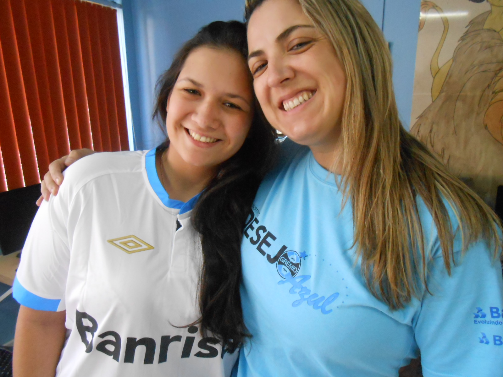 Emily é muito gremista. Além disso é uma grande guerreira e lutadora. E nessa luta ela entrou para vencer. E vai vencer. Emily ganhou sua camiseta do Grêmio personalizada com seu nome da voluntária Daiane da Silva.