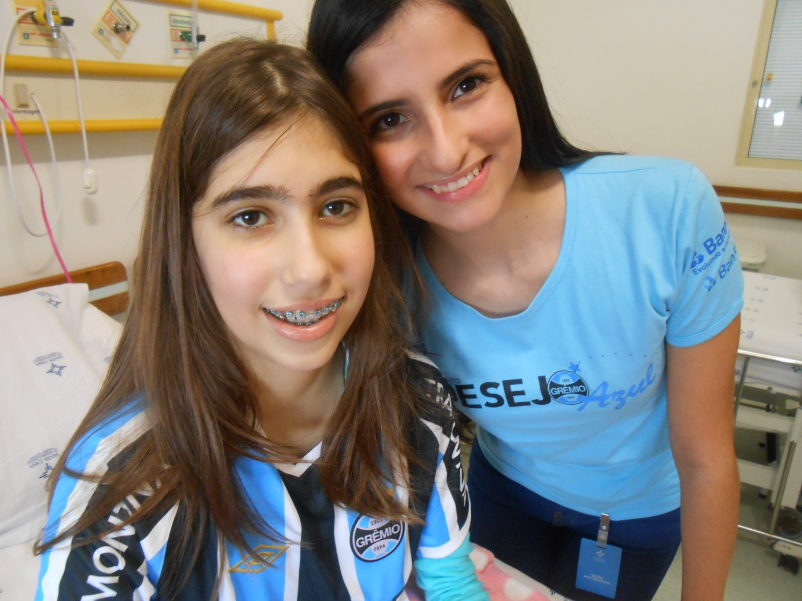 Beatriz faz tratamento no Hospital da Criança Santo Antonio. É muito gremista essa linda menina. Seu desejo era ganhar uma camiseta oficial do Tricolor algo que foi possível com a colaboração da voluntária Mariana Rodrigues que além disso ajudou a dar uma manta para a menina.