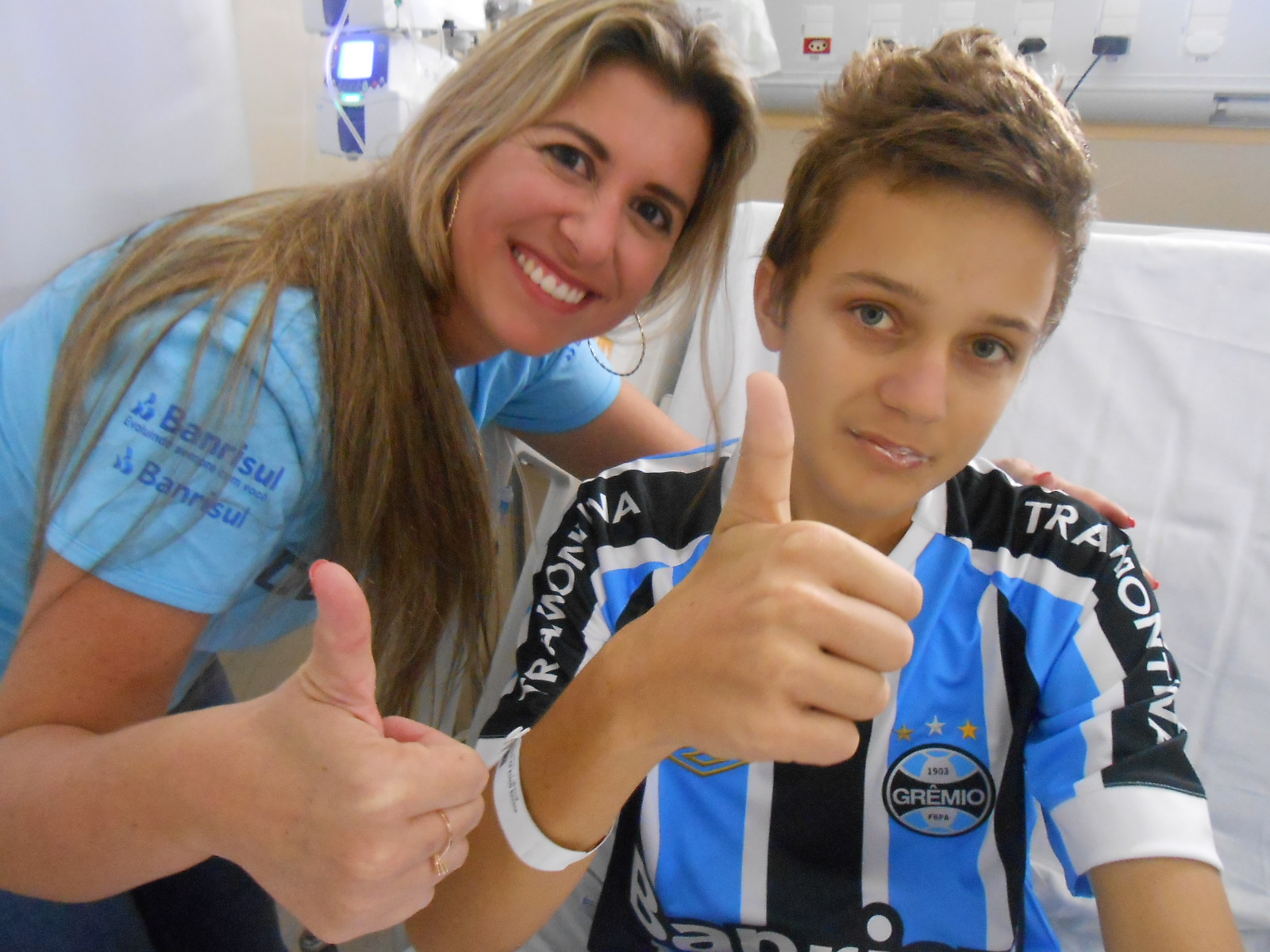 Douglas tem nome de craque. E é um craque ! Um craque guerreiro e com muita fibra. Com raça de campeão vai ganhar esse campeonato da vida. Douglas ganhou sua camiseta oficial do Grêmio com a colaboração da voluntária Carla Andreazza.