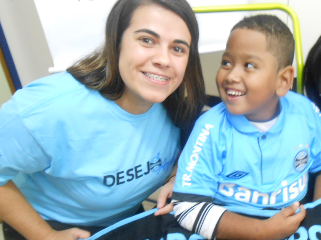 Victor estava eufórico pois ganhou da voluntária Tamyres Guimarães a nova camiseta do Grêmio, o modelo número 3 que tem feita muito sucesso.