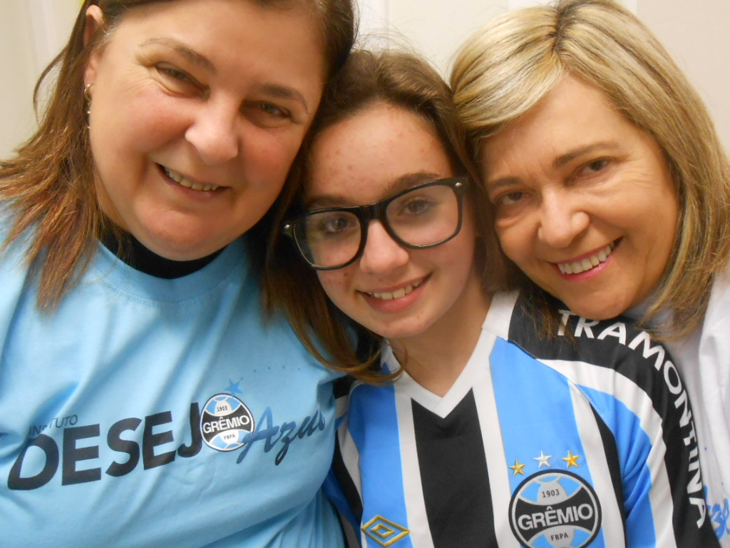 Laura faz tratamento no Hospital Conceição. É de uma familia de gremistas. Seu desejo de ganhar uma camiseta do Grêmio personalizada com seu nome contou com a colaboração das voluntárias Maura Stortti e Rosana Rosso.