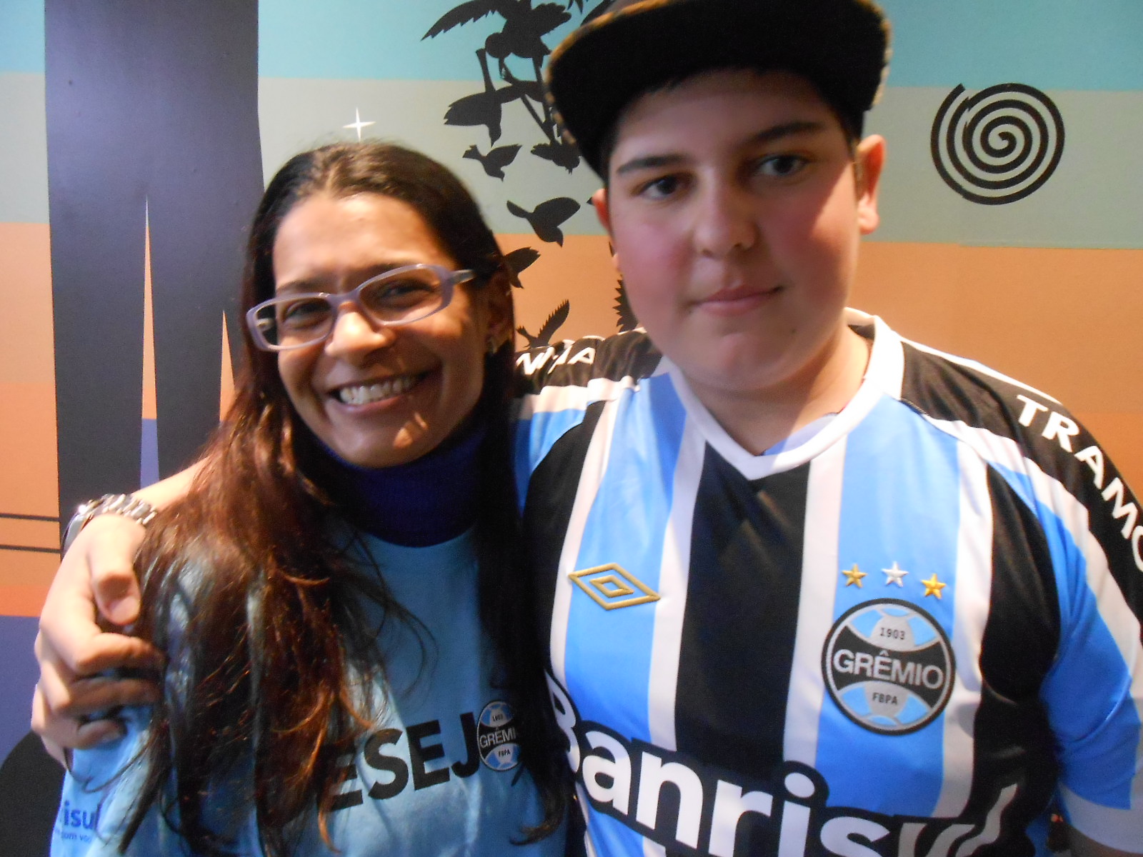 Vinicius esta duplamente feliz. Primeiro com a vitoria do seu Gremio no sabado. Depois por ter recebido uma linda camiseta oficial personalizada com seu nome da voluntaria Tiane da Silveira.