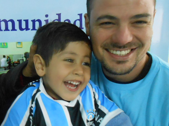 O pequeno Luciano faz tratamento na Cerepal. É um doce de menino, uma simpatia de criança. Um gremistão feliz da vida com a camiseta personalizada que ganhou do voluntário Roberto Barros.