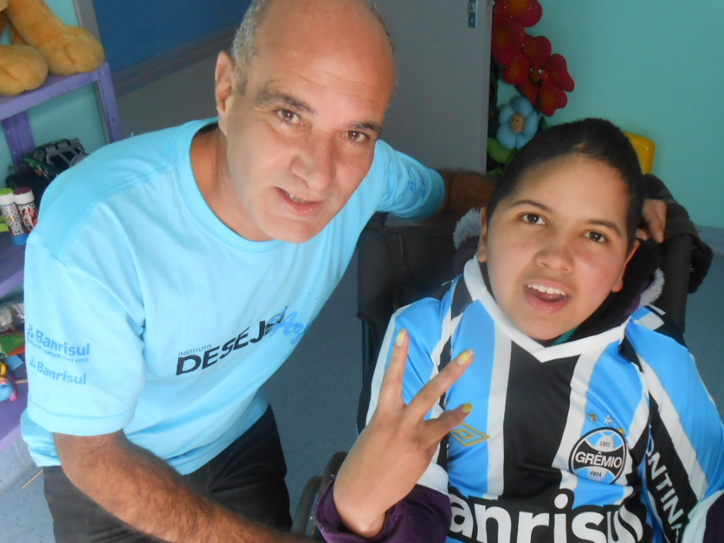 Andrielle faz tratamento na Cerepal. Neste final de semana ela comemou bastante pois viu o seu Grêmio ganhar em campo depois dela ganhar do voluntário Joaquim Machado sua camiseta tricolor personalizada.