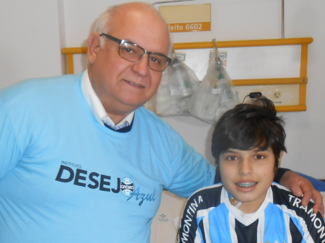 Um voluntário mais que especial foi levar a camiseta doTricolor para o Thomas hoje no Hospital da Criança Santo Antonio. Nada mais que o Presidente do Grêmio Romildo Bolzan foi o voluntário nesta ação que encheu o menino de esperança , alegria e felicidade. Força Thomas, estamos todos contigo nessa luta!