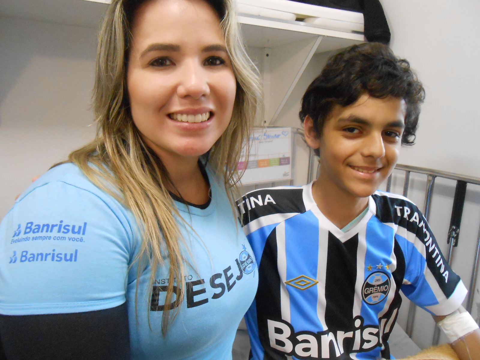 Josué está fazendo tratamento no Hospital Conceição. Hoje a noite já vai estar ligado na tv assistindo e torcendo para o seu Grêmio com a camiseta personalizada que ganhou da voluntária Camila Regio.