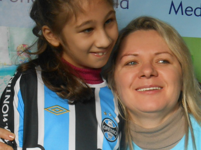 Mariana é uma doce , querida e meiga menina. Faz seu tratamento na Cerepal. Seu desejo era ganhar uma camiseta do seu time do coração, o Grêmio. E com a colaboração da voluntária Elaine Basegio levamos este presentão para Mariana.