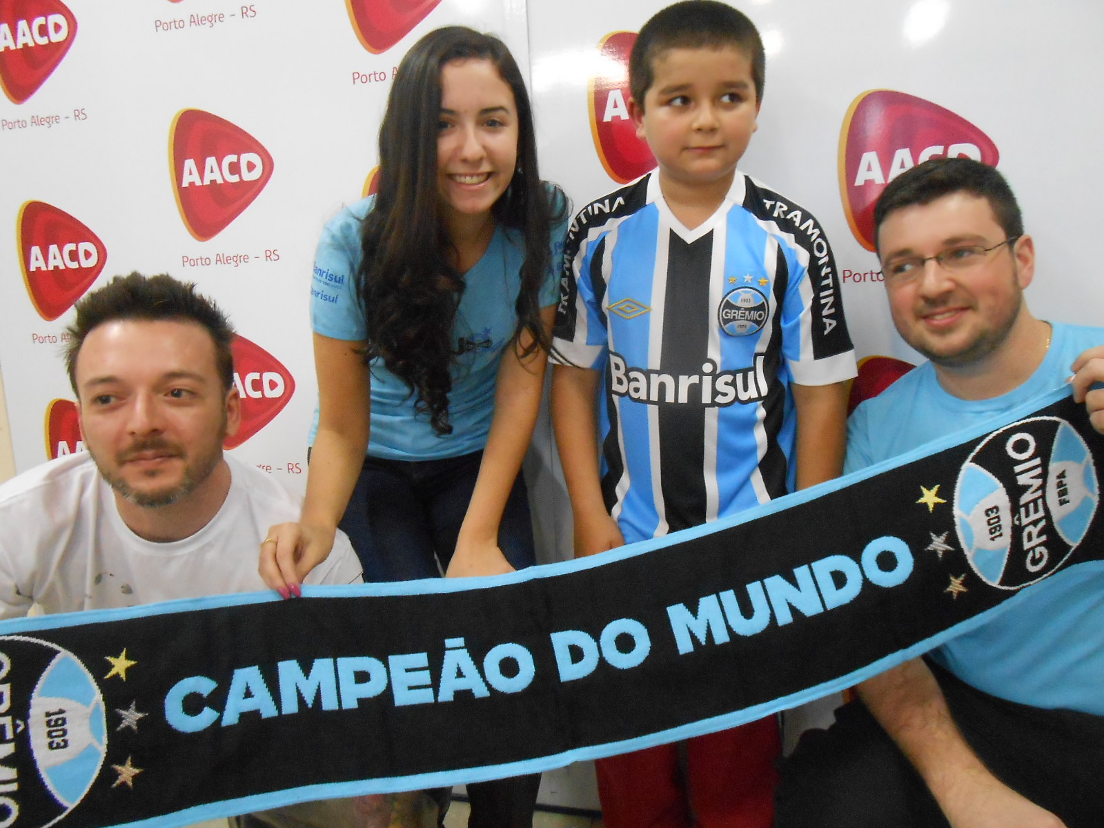 Gustavo está feliz da vida. Além de ter ganho sua camiseta oficial personalizada com seu nome viu seu amado Tricolor se tornar lider do Brasileirão. Nada pode ser melhor. A ação contou com a colaboração dos voluntários Lucas Campos , Tiago Simões Sebben e Eduarda Neves.