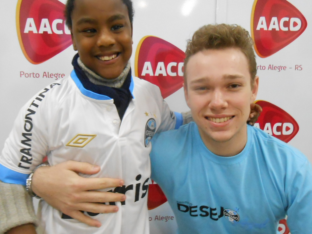 Wellington faz tratamento na AACD. O menino é de uma alegria contagiante. E ficou mais feliz ainda quando o voluntário Ayllan Guithon entregou a ele uma camiseta novinha do Tricolor com seu nome personalizado nas costas.