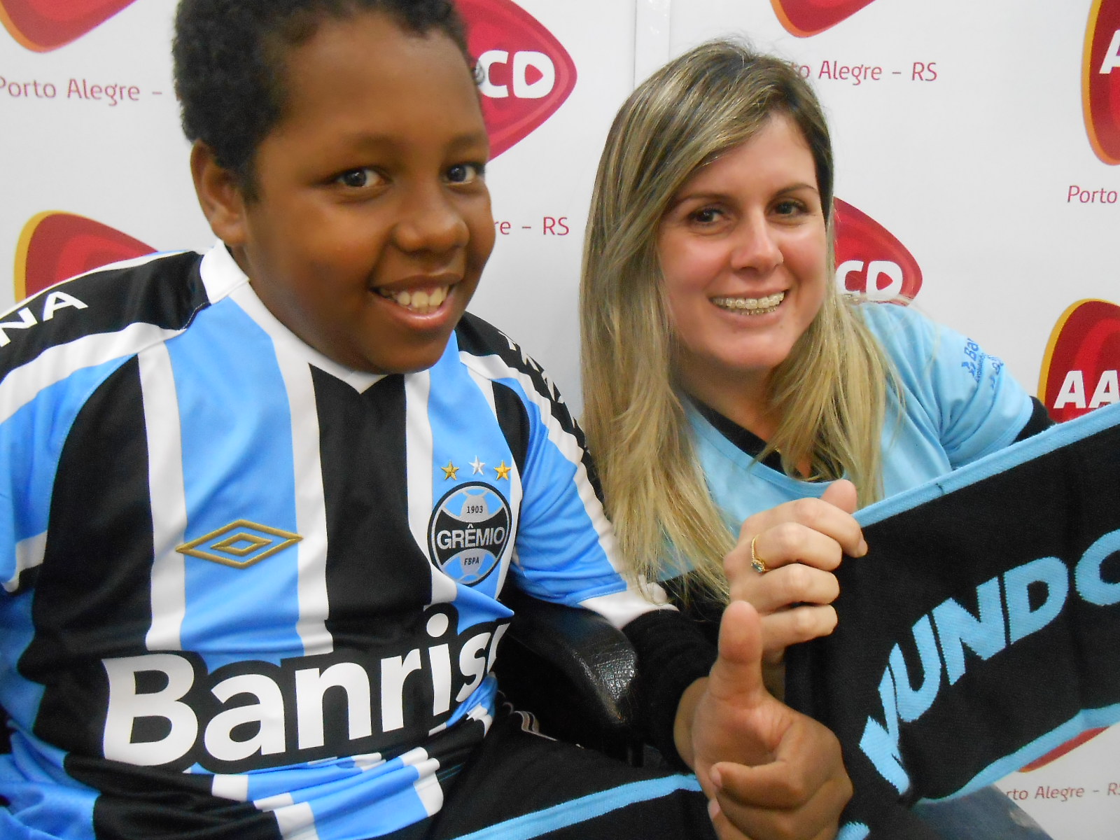 Gérico pediu e ganhou. O menino que faz tratamento na AACD pediu uma camiseta do Grêmio personalizada. Ganhou além disso uma manta para se proteger do frio e torcer pelo Tricolor da voluntária Queli Figueiró.