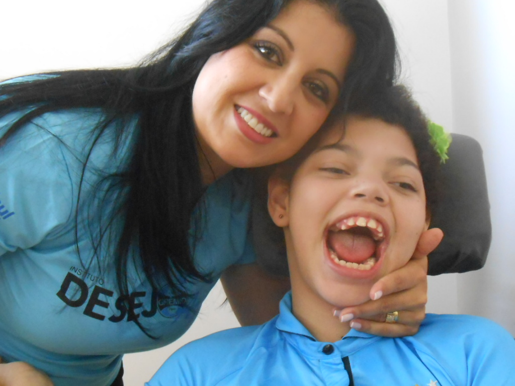 Sabe aquele sorrisão aberto de felicidade e alegria? Olhe para a foto da Letícia que faz tratamento na AACD e veja se você não identifica isso neste linda menina! Ela está radiante com a camiseta degradê do Grêmio que faz tanrto sucesso e que ganhou da voluntária Elísia Lucca.