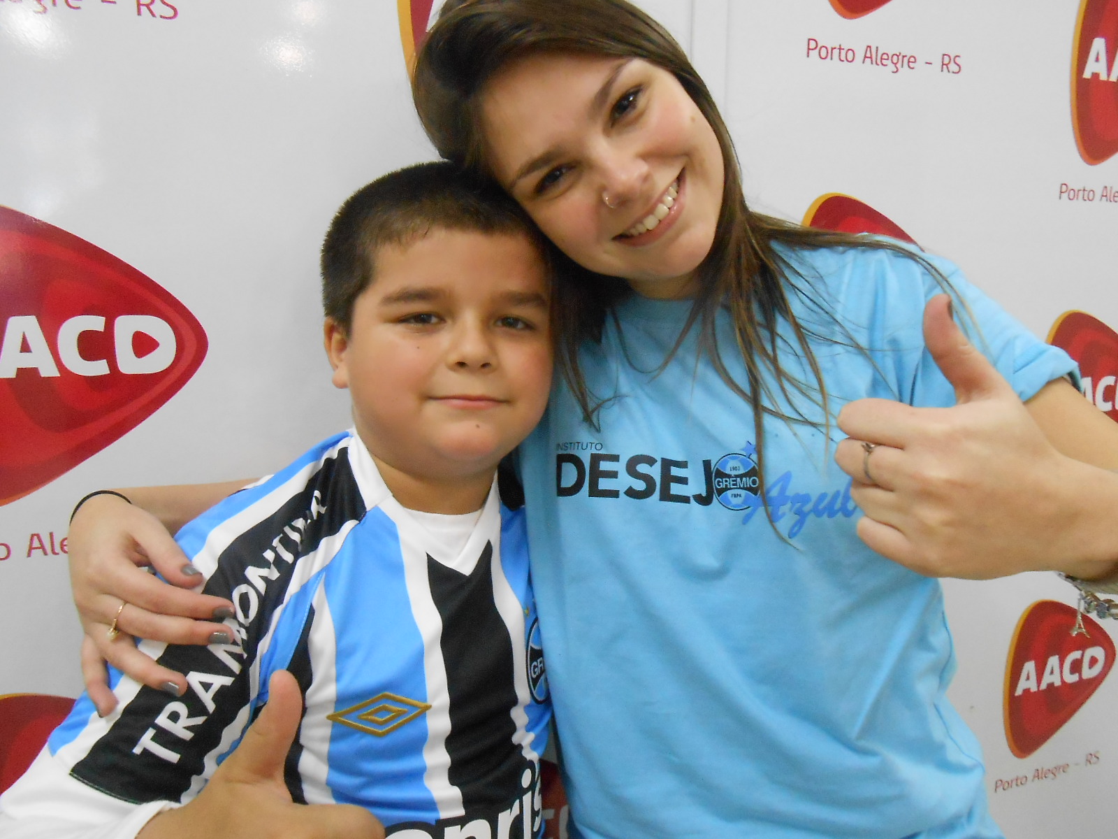 Agora a familia está completamente azul. Depois de Gustavo seu irmão gêmeo ter ganho a camiseta do Grêmio agora foi a vez do Rodrigo que vestia orgulhoso e feliz a camiseta entregue pela voluntária Renata Guedes.