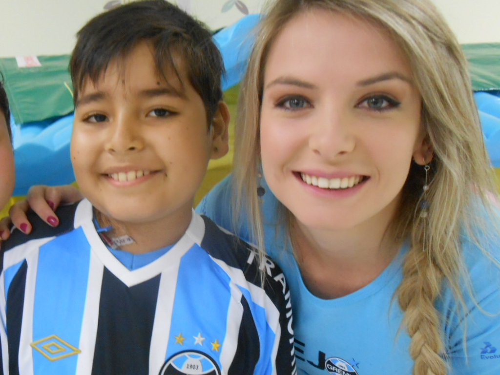 Foi uma tarde de muitas emoções para o Teilor. O garoto de Bom Retiro do Sul que faz tratamento no Hospital de Clinicas uma camiseta oficial e personalizada com seu nome da voluntária Caroline Patatt! Garra, força e fé para o Teilor.