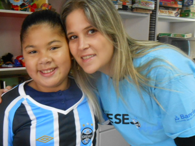 Rafaela estava entusiasmada. Não era para menos pois a menina que faz tratamento no Instituto do Câncer Infantil esta em franca recuperção e ganhou da voluntária Mariana Moreira uma camiseta do Grêmio personalizada com seu nome. Força Rafa!