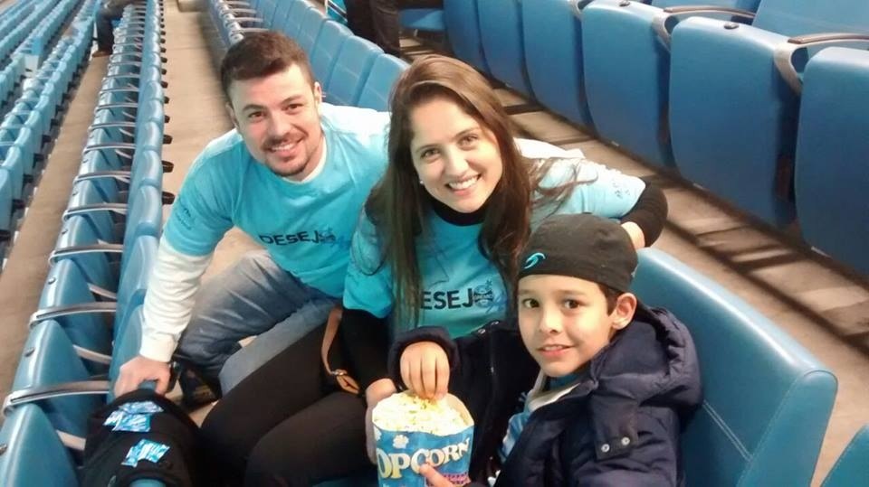 Bernardo e seu avó tiveram uma noite inesquecível. Além de ver o Grêmio jogar na Arena sairam de lá felizes da vida com mais uma vitória do Tricolor. Tudo isso foi possível graças aos voluntários Adri Weschenfelder e Roberto Barros.