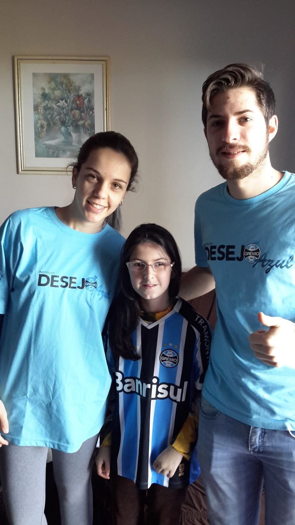  Com a colaboração dos voluntários Jéssica Sachetti e Paulo Henrique Santini a camiseta do Grêmio viajou até a Ibiaça e chegou na gremista Bianca que de pronto vestiu orgulhosa sua camiseta.