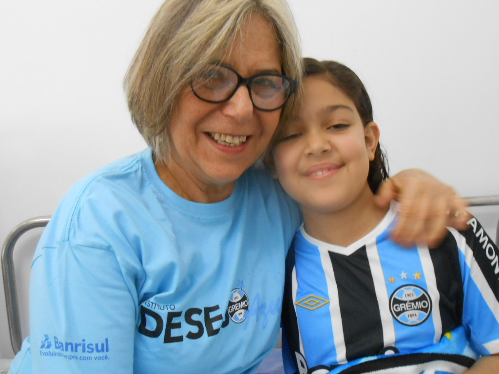 Yasmin está tendo alta hoje. Vai assistir o clássico de domingo repleta de presentes que ganhou da voluntária Suzana Foernges. Sorte e fé na vitória, tanto da querida Yasmin quanto do Tricolor!