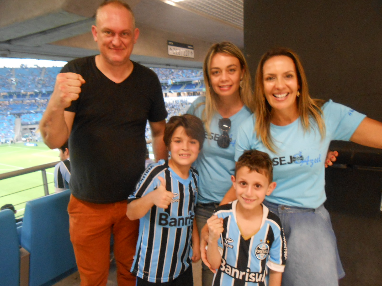 Não poderia ter sido melhor a primeira vez em que o Israel foi ver seu Grêmio jogar de perto na Arena. Uma goleada num Grenal para ninguém botar defeito. Cinco gols que fizeram seu pai, seu irmão e o Israel muito felizes. Colaboração especial da voluntária Viviane Rossi.