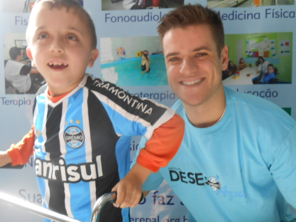 Lucas faz tratamento na CEREPAL. E o convidado especial desta ação foi o craque Ramiro que além de entregar a camiseta do Grêmio ao menino fez a alegria de todos os alunos desta instituição. A ação contou também com a participação da voluntária Marcelle Peccin.