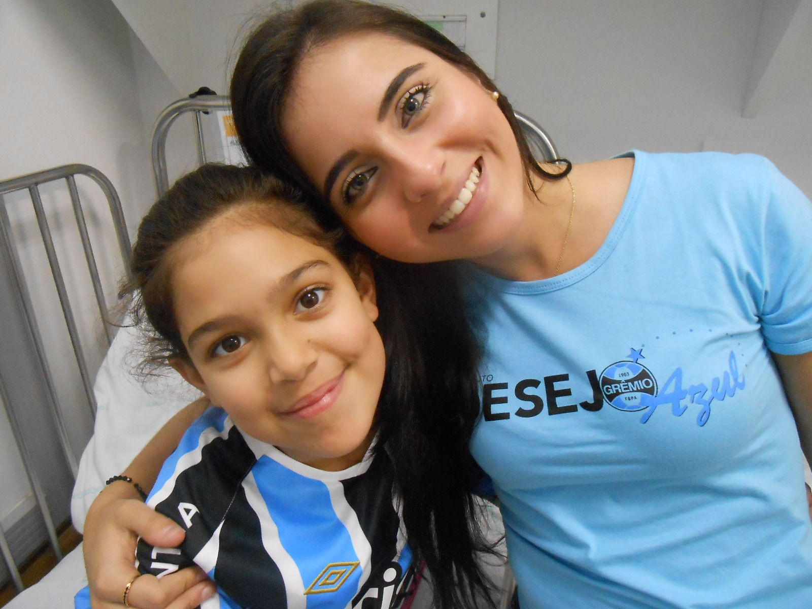 Yasmin faz tratamento no Hospital Conceição. É uma doce, linda e querida gremista. Gremista de fé mesmo, sabe tudo de Grêmio, acompanha todos os jogos, lê notícias do Tricolor, sabe tudo! É uma vitoriosa e vai ganhar mais esse jogo. Yasmin recebeu a camiseta do Grêmio da voluntária Larissa Souza. Fé Yasmin!