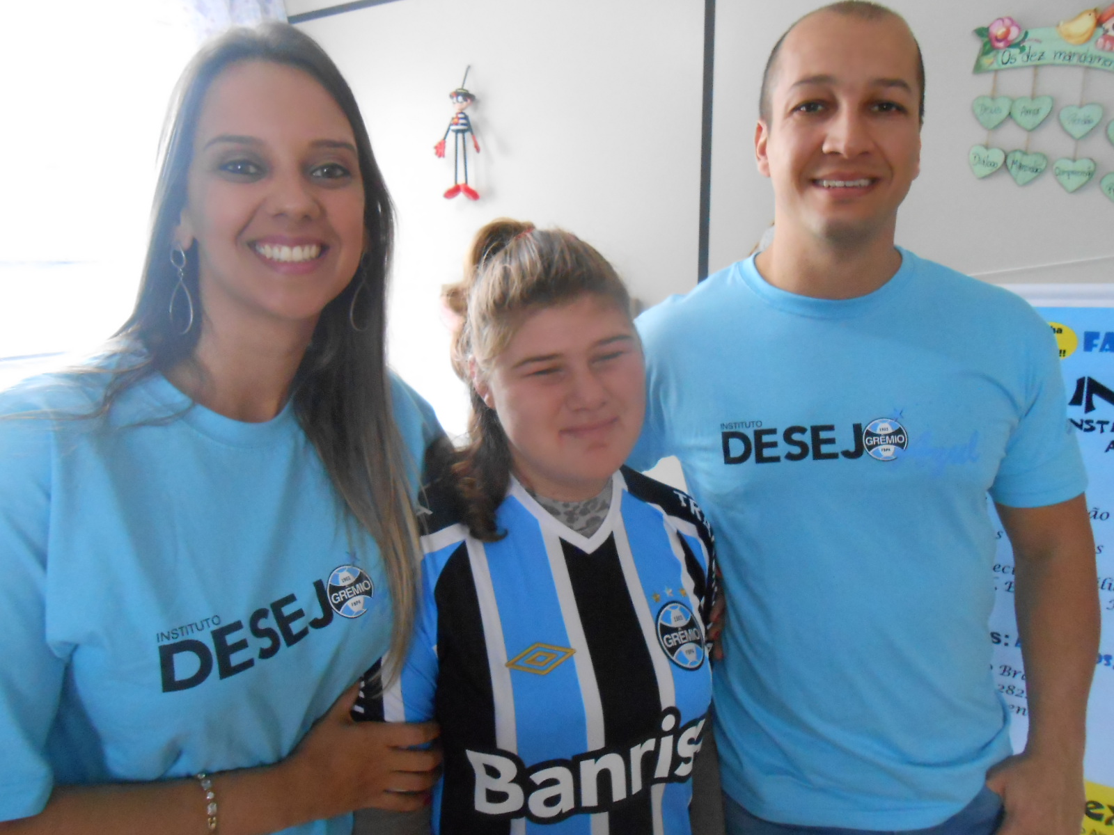 Há muito tempo Luciane desejava ganhar uma camiseta do Grêmio. Pois o seu grande dia chegou. Com a colaboração dos voluntários Raquel Kalisiensky e Éder Koch dos Santos levamos até a INAMEX onde a menina faz tratamento uma linda camiseta oficial personalizada com seu nome.