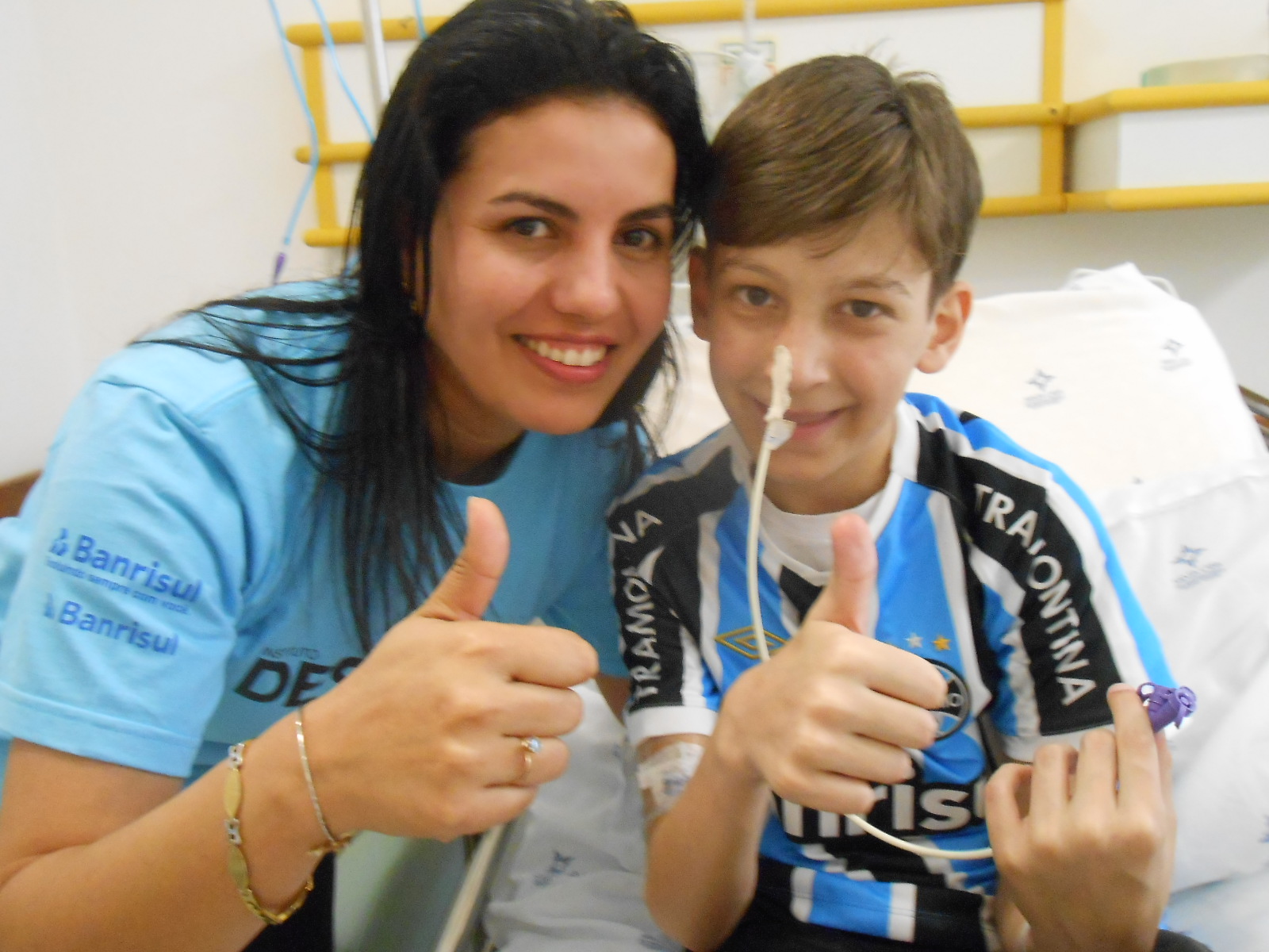 Éric faz tratamento no Hospital da Criança Santo Antônio. É um guerreiro tricolor. Um vencedor. E vai ganhar esse campeonato da vida com muita raça como o seu Grêmio. Éric ganhou sua camiseta oficial personalizada com a colaboração da voluntária Ingrid Alves.