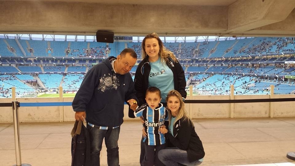 Leonardo e seu pai viram hoje pela primeira vez um jogo do Grêmio na Arena. E deu muita sorte pois com um gol no final o Imortal venceu mais uma e segue firme no Brasileirão. A ação contou com a voluntária Mariana Krause Farias, Vera Lúcia Krause Farias, Bruno Hanh e Ana Paula Malanovicz.