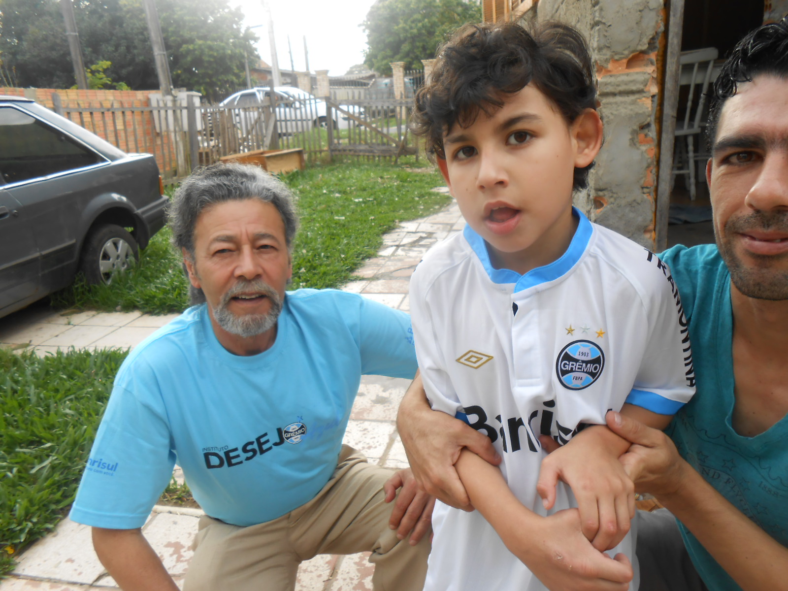 Brunno tinha um desejo. Um desejo azul. Queria ganhar uma camiseta do Grêmio oficial para vibrar com o seu time do coração. E com a colaboração do voluntário Edemar Nogueira dos Passos fomos até à casa do menino para entregar esse presentão.