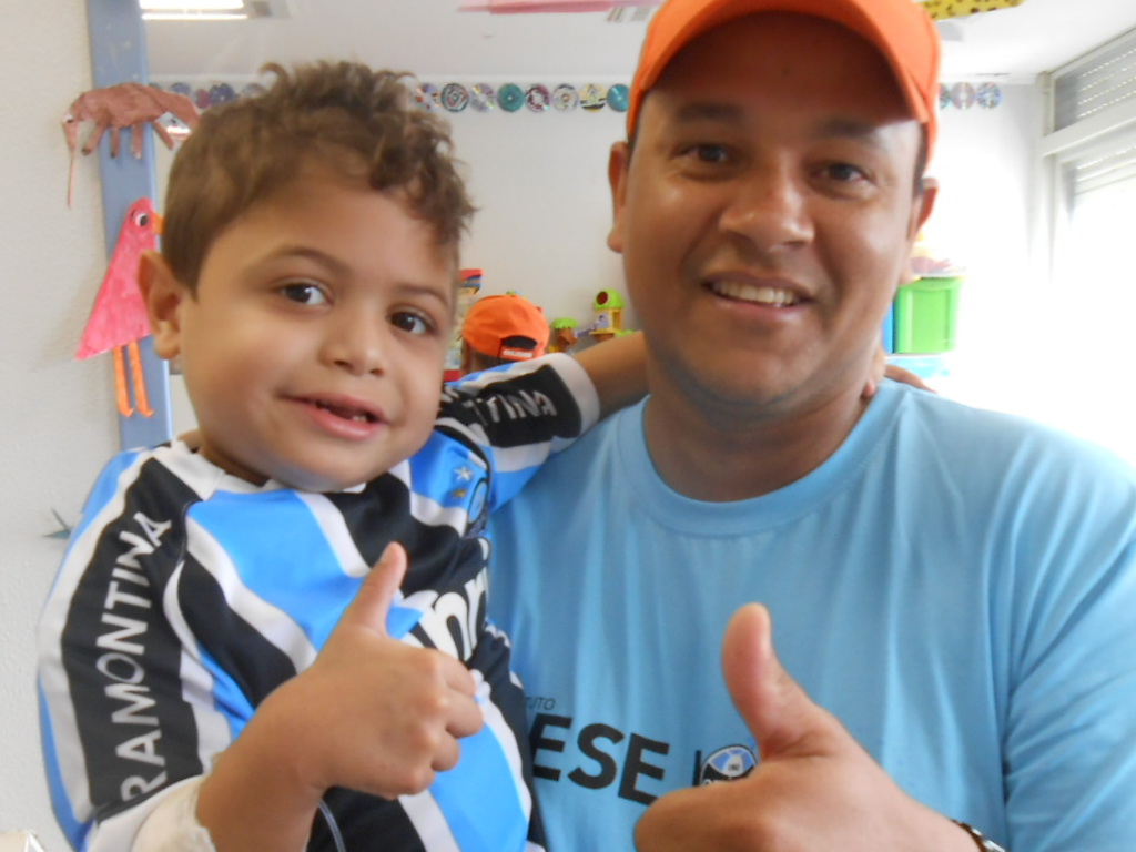 Jony faz tratamento no Hospital São Lucas da PUC. Não poderia estar mais feliz hoje com o seu desejo atendido. Com a colaboração do voluntário Cláudio Natividade Jony ganhou uma camiseta personalizada do Grêmio. Saúde Jony!