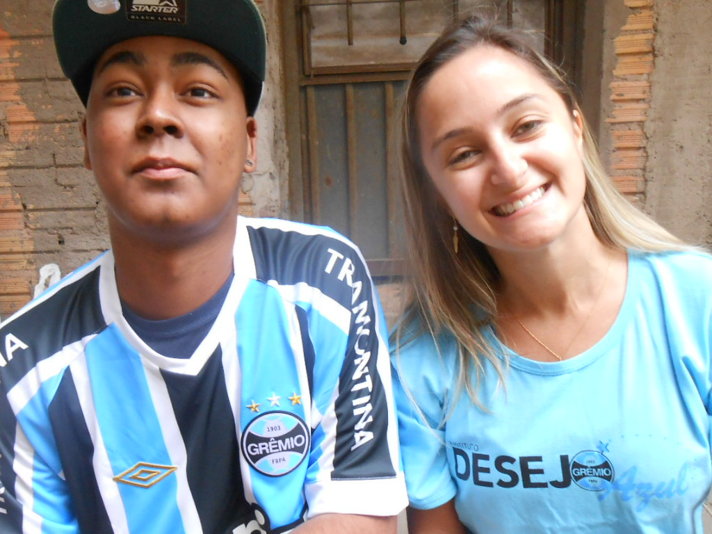 Thigo faz tratamento no Hospital de Clínicas. Teve alta e já está em casa. E foi na sua residência em Porto Alegre que a voluntária Sylvia Teixeira entregou a camiseta do Grêmio personalizada para o Thiago que hoje promete vesti-la afim de comemorar mais uma vitória do Tricolor.