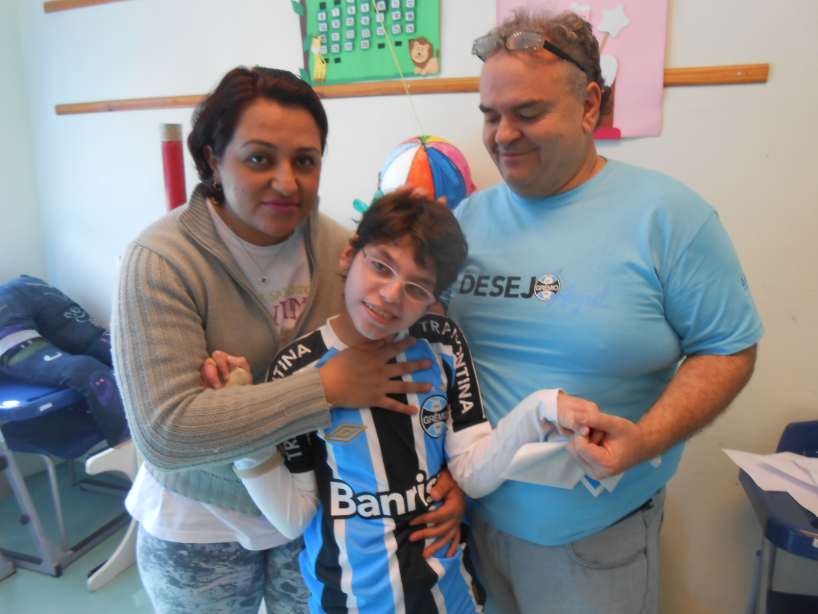 Na semana em que se comemora o aniversário do Grêmio uma das grandes presenteadas foi a Allana que faz tratamento na Kinder. Ela ganhou com a ajuda do voluntário César de Cesaro uma camiseta oficial personalizada com seu nome. Parabéns Allana, parabéns Grêmio.