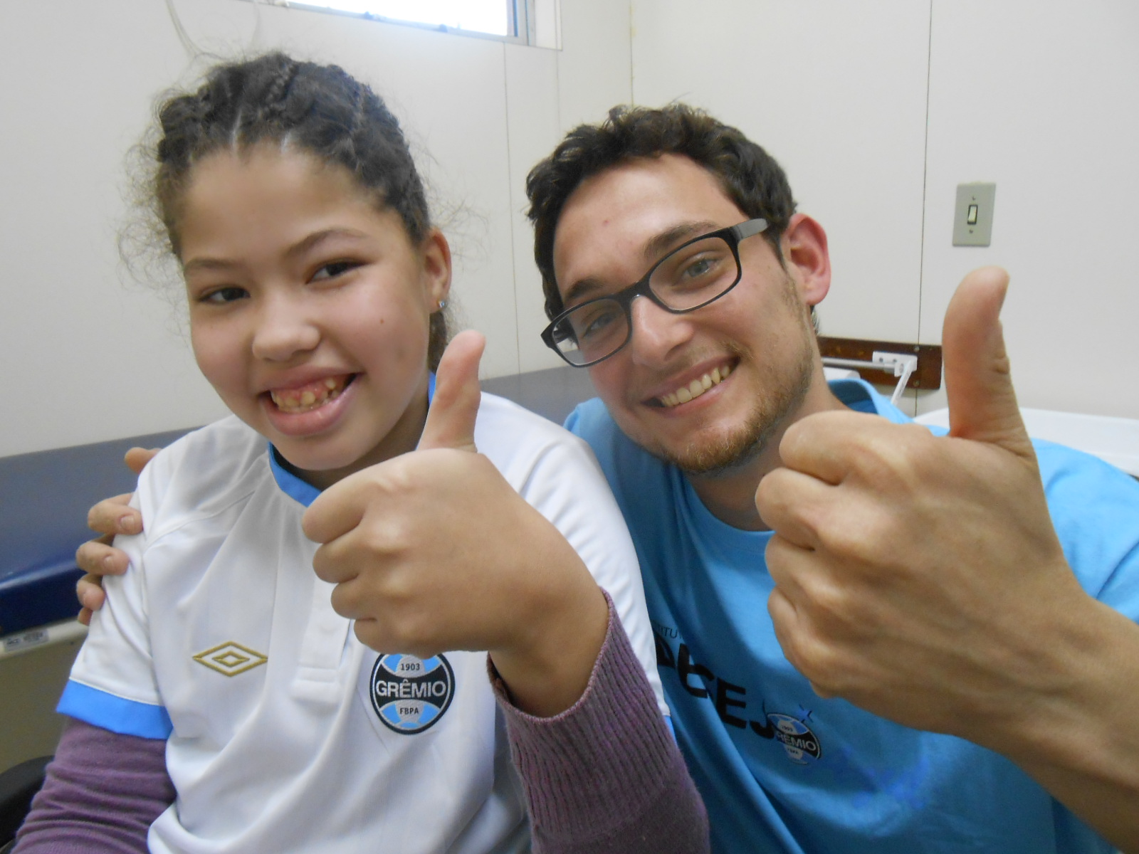 Bianca faz tratamento na AACD. Pois está querida e simpática gremista estava muito feliz com os resultados do seu Tricolor e , principalmente porque ganhou do voluntário Thiarles Porta o manto sagrado Gremista personalizado com seu nome.