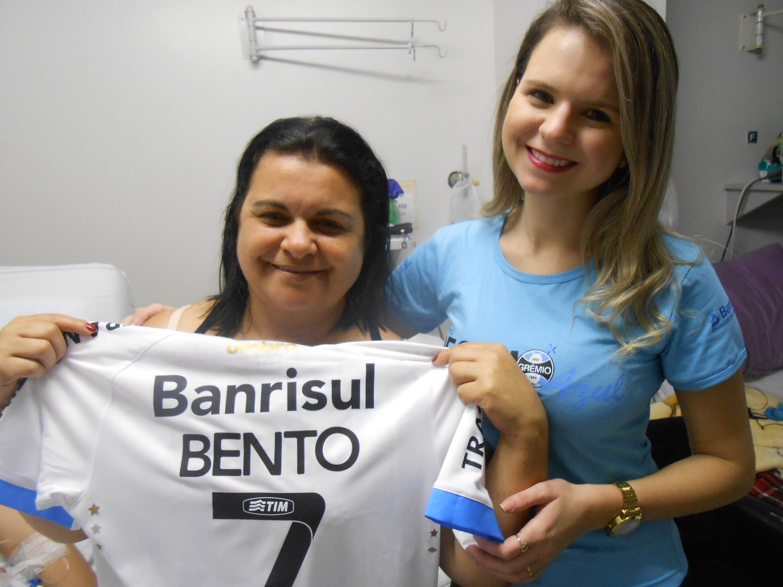 Bento faz tratamento na Hospital São Lucas da PUC. Seu desejo era ganhar uma camiseta oficial do seu tricolor personalizada com seu nome. E com a colaboração da voluntária Thais Moller levamos este presentão azul que foi recebido por sua mãe.