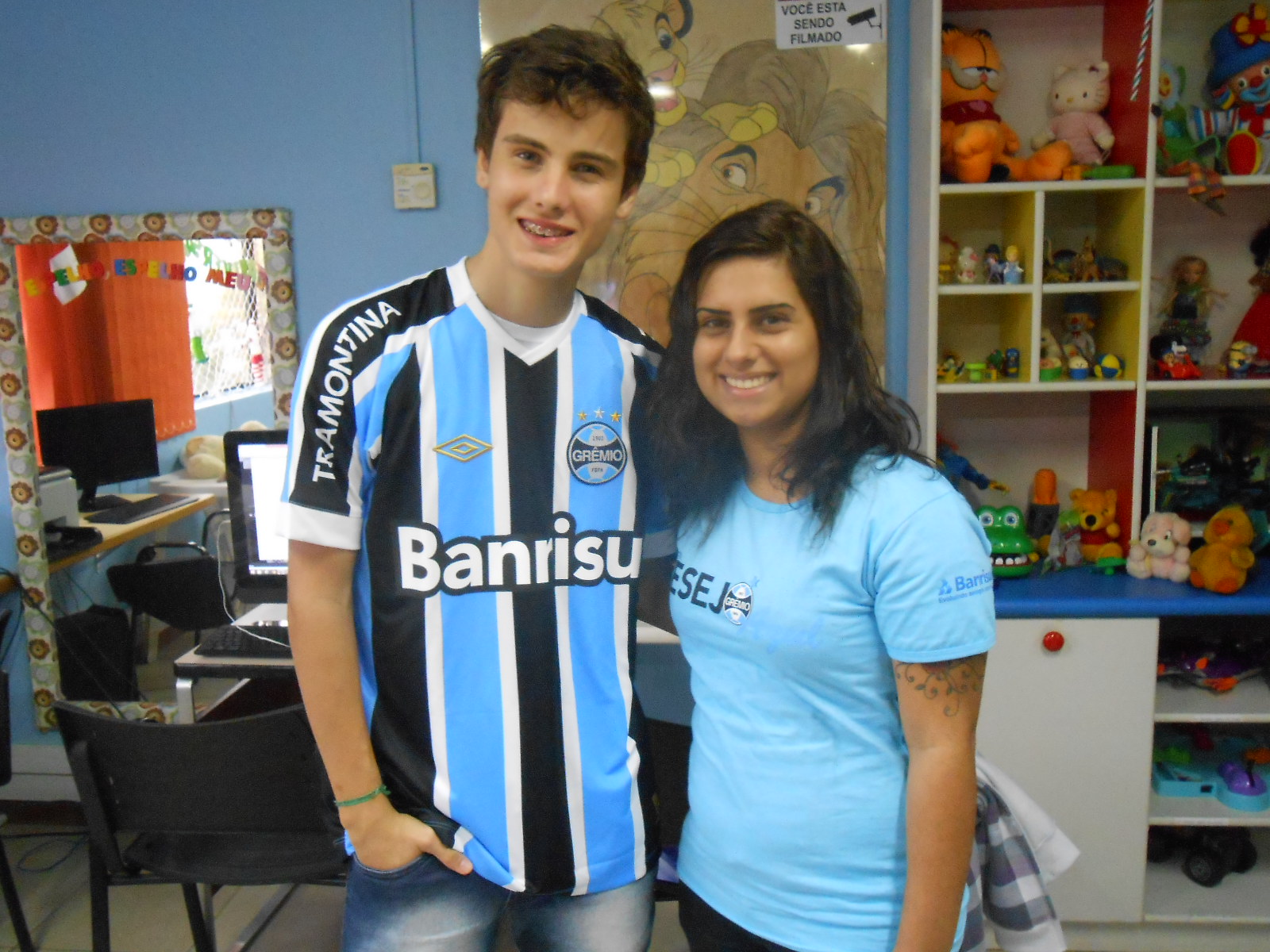 Luigi está fazendo seu tratamento no Instituto do Câncer Infantil. Mora no interior e todo mês vem consultar em Porto Alegre. Está no final do seu tratamento . Da próxima vez Luigi irá ver um jogo na Arena. Luigi ganhou sua camiseta oficial e personalizada com a colaboração da voluntária Nathalia Aricia.