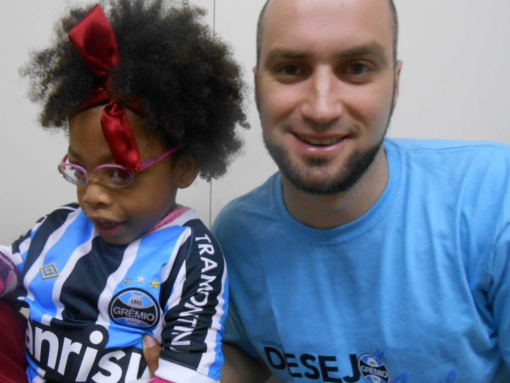 Nayani faz tratamento na AACD. Filha de pais gremistas só poderia ser mais uma gremista apaixonada. E com a colaboração do voluntário Stefan Demoliner levamos para a menina uma camiseta oficial personalizada com seu nome.