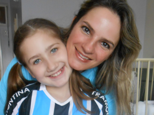 Mirela faz tratamento no Hospital de Clínicas. Recentemente estava de aniversário e dentre as coisas que pediu estava uma camiseta do Grêmio. A camiseta chegou com a colaboração da voluntária Melissa Griesang que entregou em mãos para a alegria dessa linda e doce gremista.