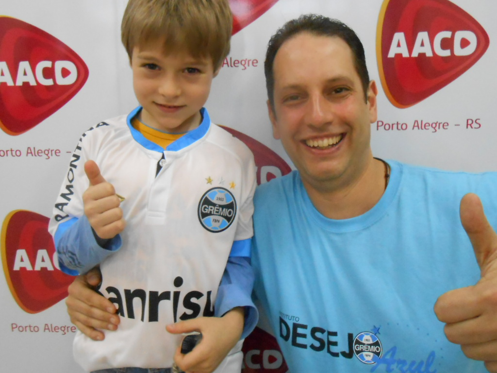 Leonardo faz tratamento na AACD. Ele, seu irmão mais velho, sua mãe e seu pai, todos são gremistas. E o grande desejo do menino era ganhar de presente de dia das crianças uma camiseta Tricolor novinha. E com a colaboração do voluntário Cristiano Santarem levamos este presentão para o Leo. Um Dia da Criança muito azul para TODAS AS CRIANÇAS.